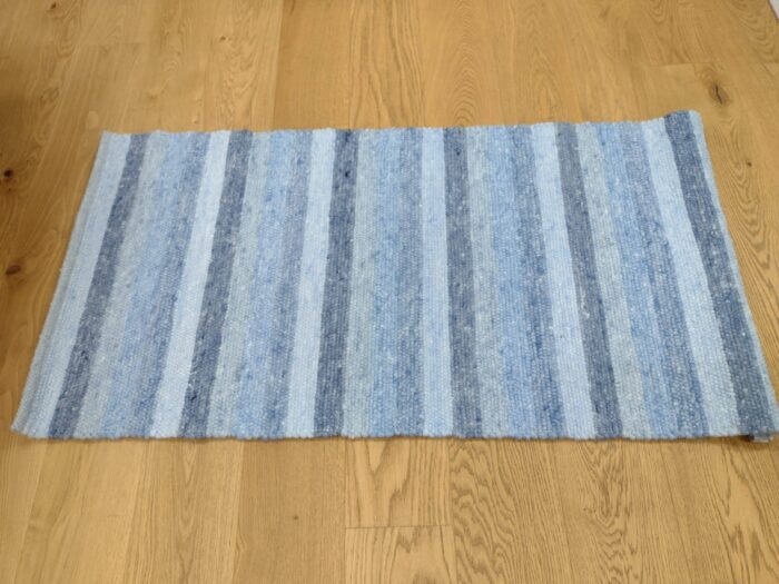 Schafwollteppich blau gestreift